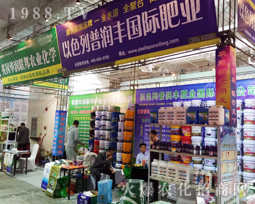 普潤(rùn)豐肥業(yè)2017濟(jì)南植保會(huì)展位前人頭攢動(dòng)