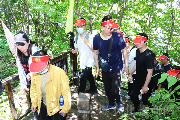 һ���ˣ�һ�l����һ��(g��)������һ��ǰ�M(j��n)��