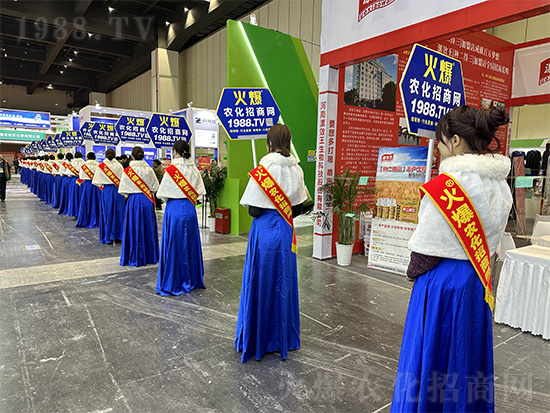 火爆網(wǎng)美女禮儀宣傳隊(duì)亮相2024中原農(nóng)資雙交會(huì)！
